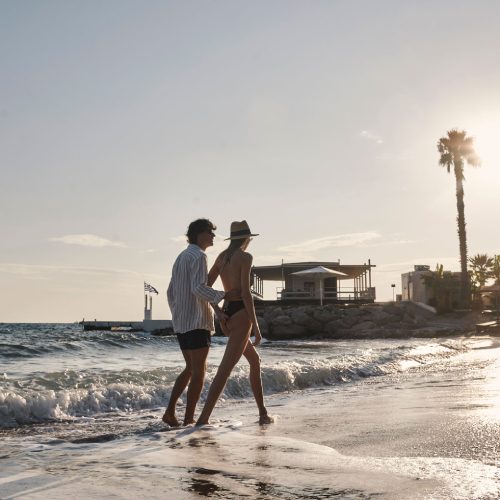 er_rho_elissa_lifestyle_beach_couple_01-1.jpg