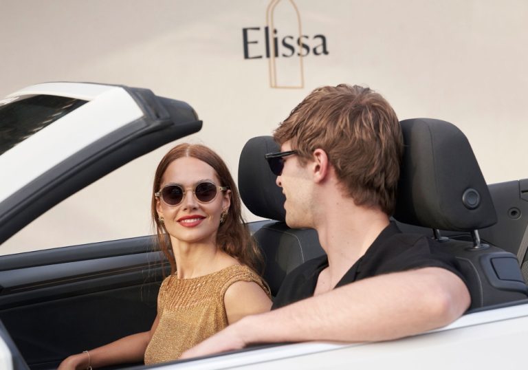 er_rho_elissa_lifestyle_entrance_car_couple_01.jpg