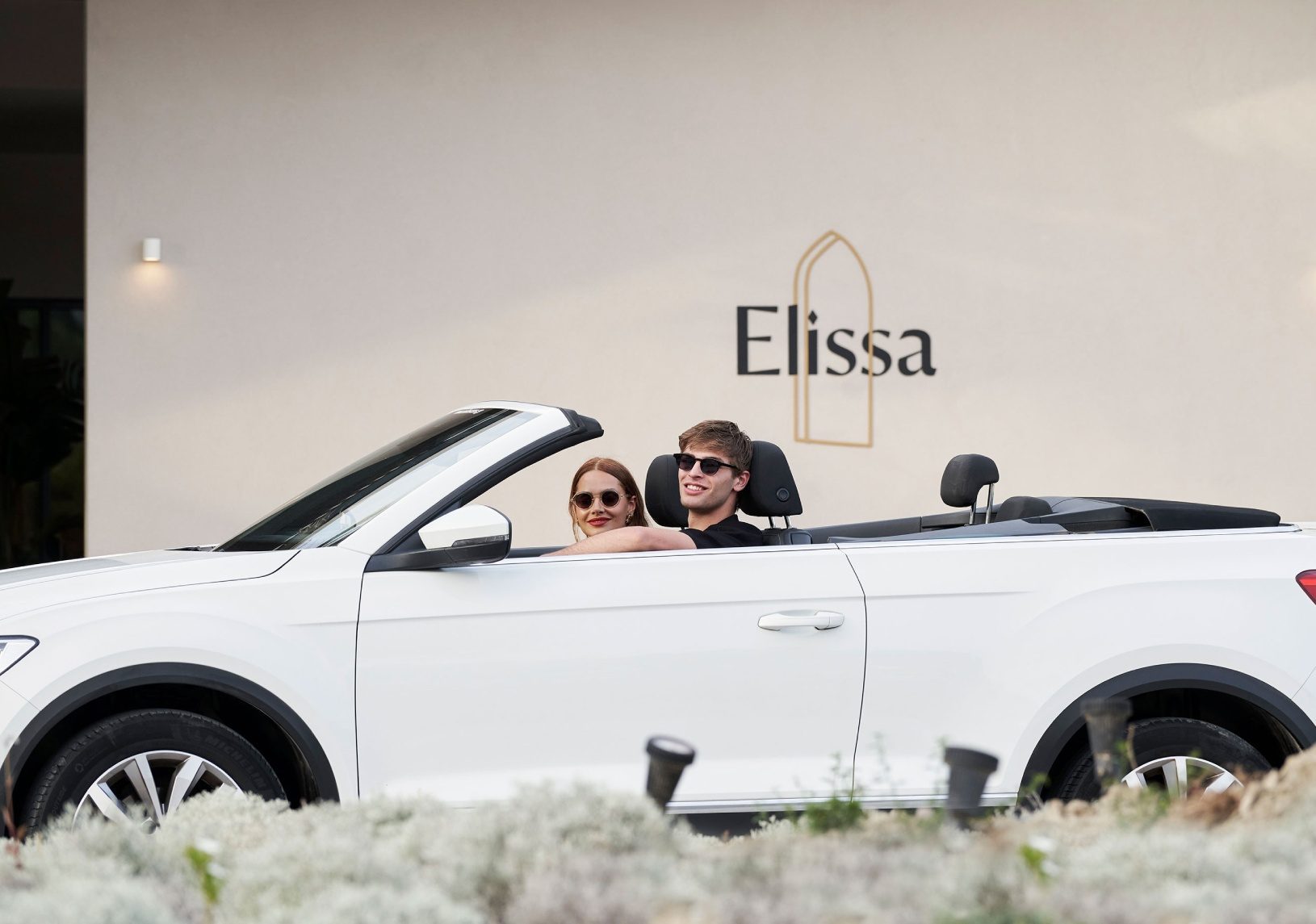 er_rho_elissa_lifestyle_entrance_car_couple_03-1.jpg