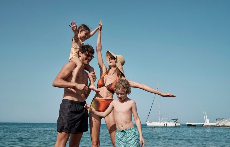er_rho_helea_lifestyle_beach_family_04-2.jpg