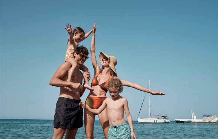 er_rho_helea_lifestyle_beach_family_04.jpg