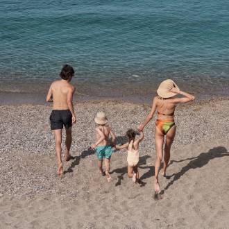 er_rho_helea_lifestyle_beach_family_06.jpg