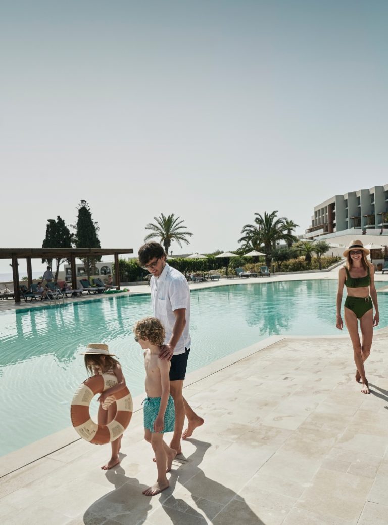 er_rho_helea_lifestyle_pool_family_02.jpg