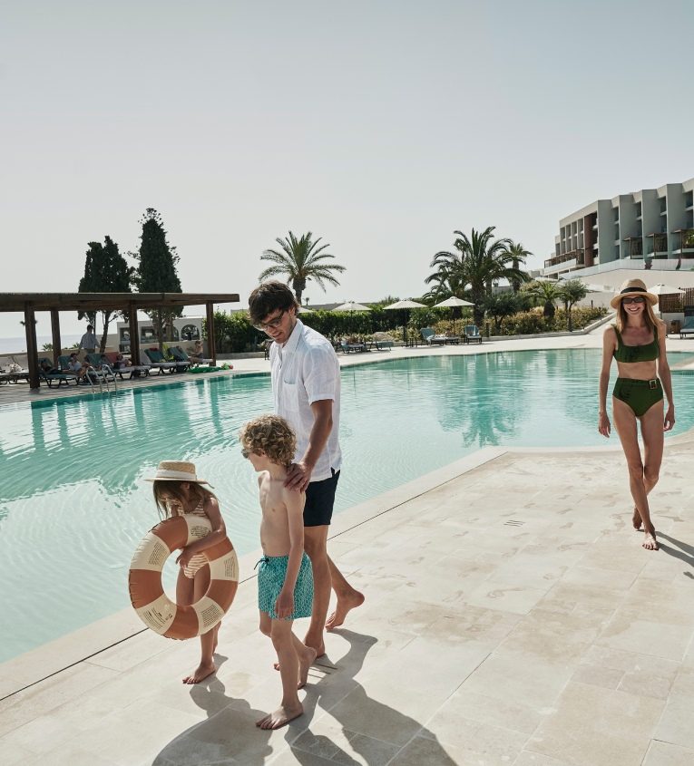 er_rho_helea_lifestyle_pool_family_02-2.jpg