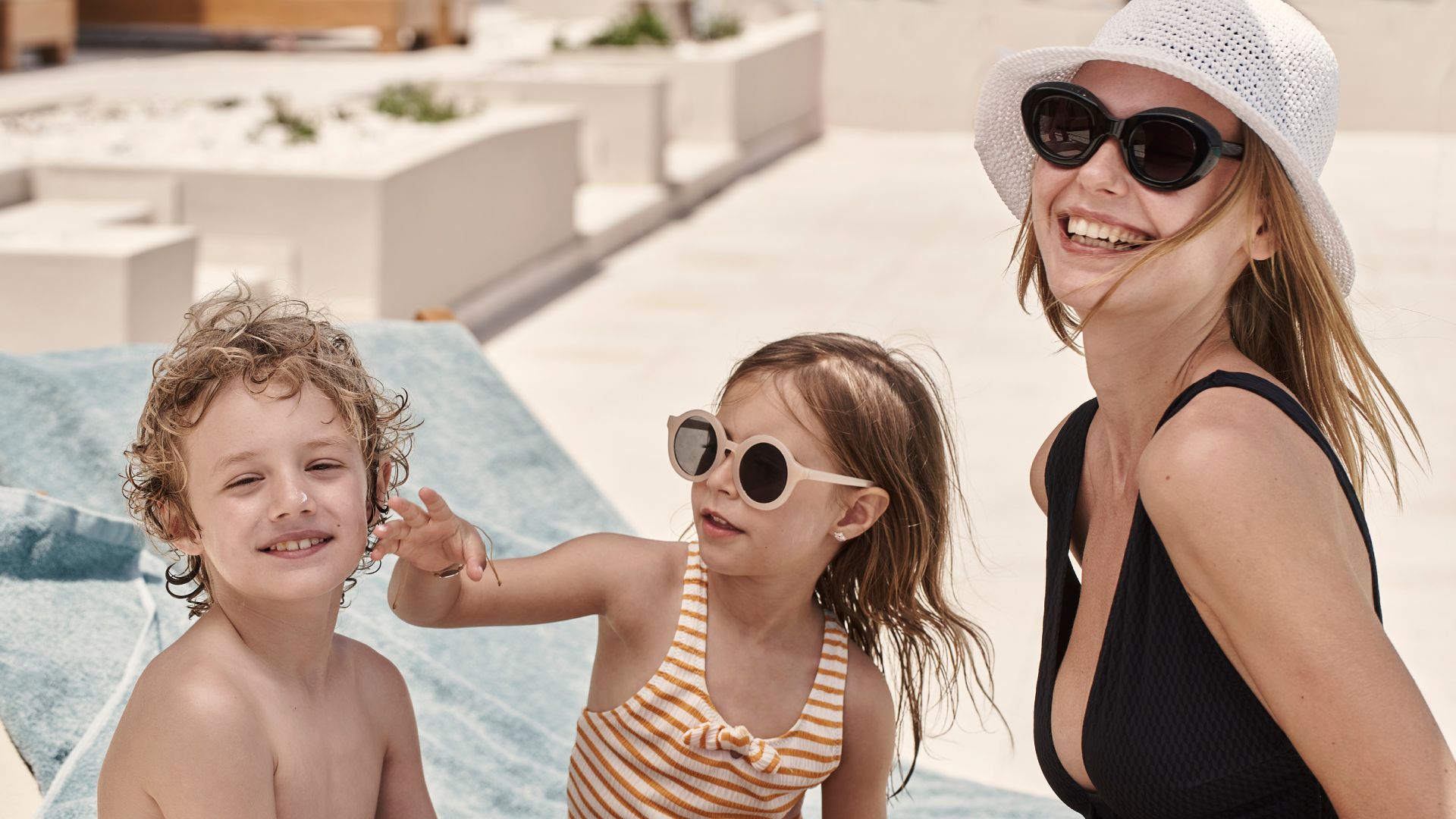 er_rho_helea_lifestyle_pool_mum_kids_02-2.jpg